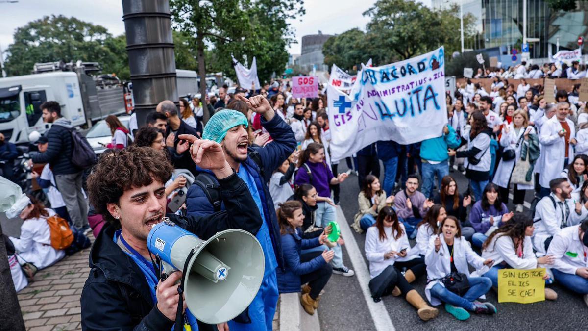 La protesta de enfermeras y administrativos corta la Ronda Litoral de Barcelona