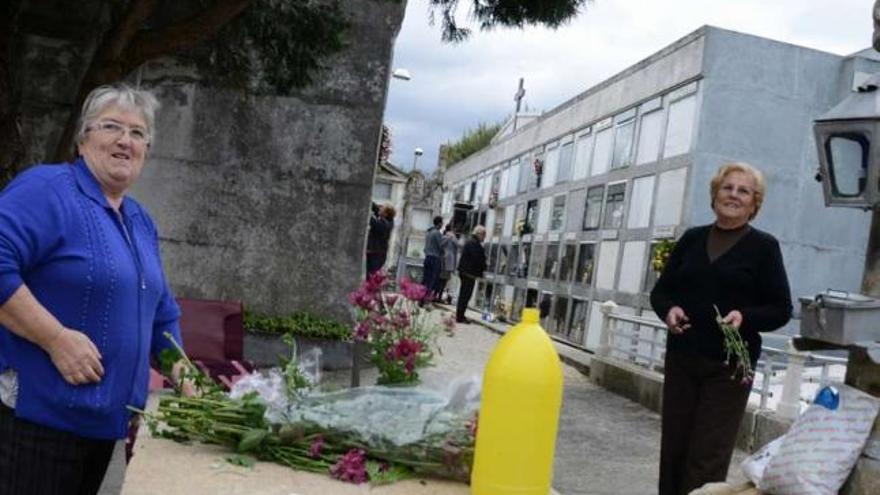 Dos vecinas preparan ramos para celebrar el día de Todos los Santos en Cangas.  // Gonzalo Núñez