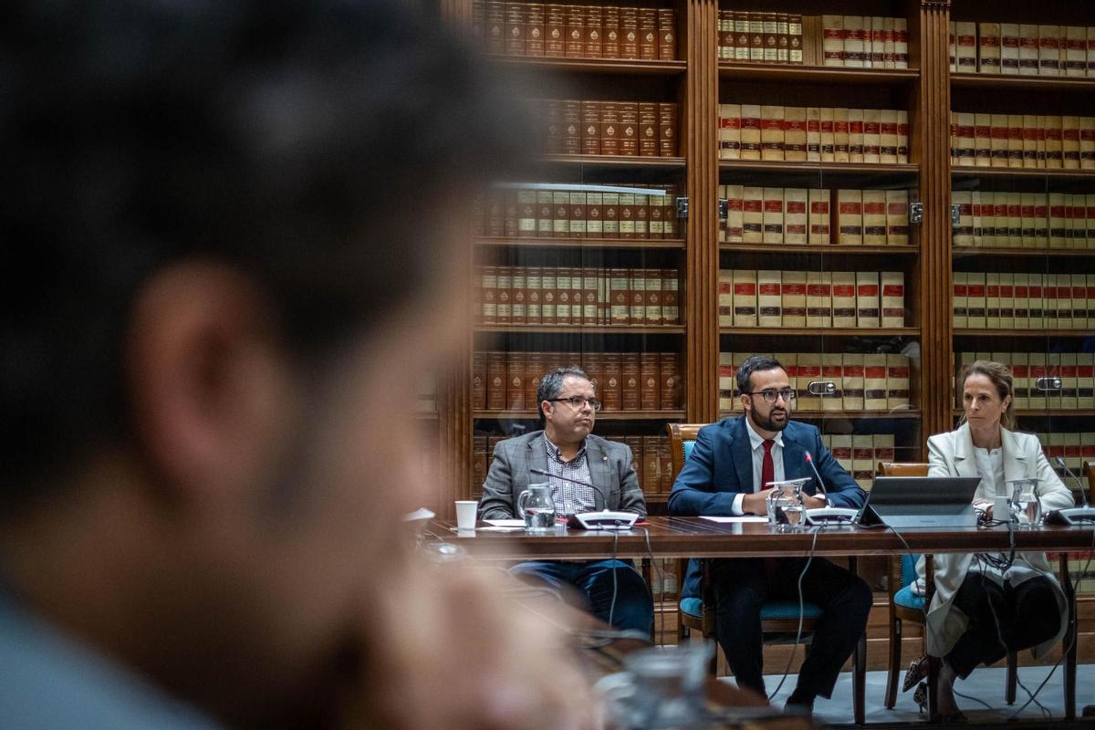 Gustavo Santana (i), Raúl Acosta (c) y Luz Reverón (d), componentes de la Mesa de la comisión de investigación.