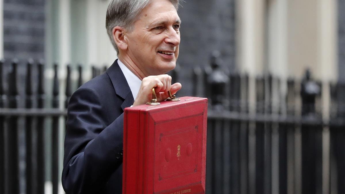 ministro de finanzas británico philip hammond y presupuesto