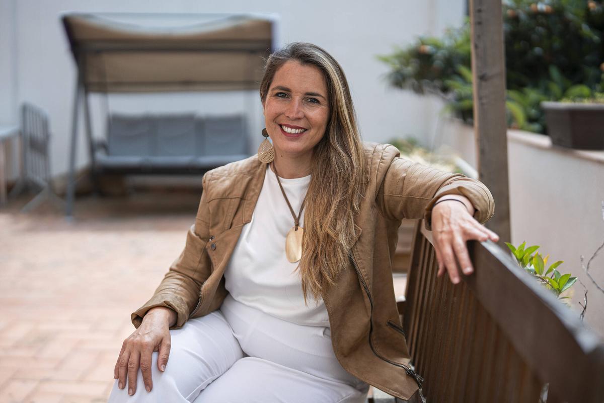 La coordinadora de los Comuns, Candela López, en la sede del partido en Barcelona / Foto: Irene Vilà Capafons