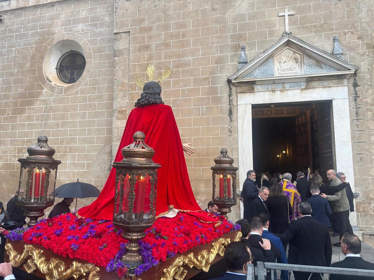 El Cristo de la Humildad entra por la puerta del Cordero en la catedral de Badajoz.