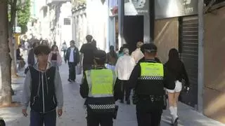 La Policía realiza registros a los ciudadanos que pasean por el centro de València ante la convocatoria de disturbios del grupo Blocus