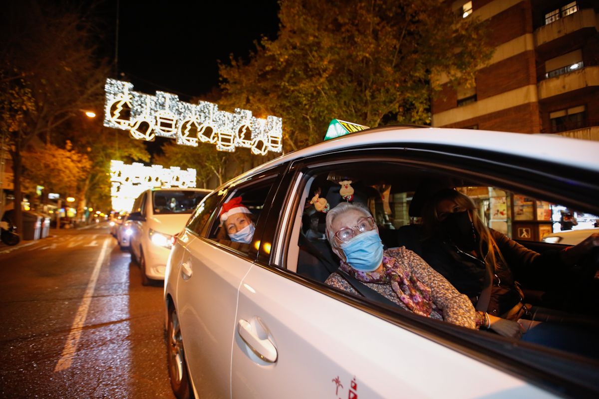 Los taxistas de Córdoba pasean a los mayores por el centro de Córdoba para que disfruten de la iluminación de Navidad