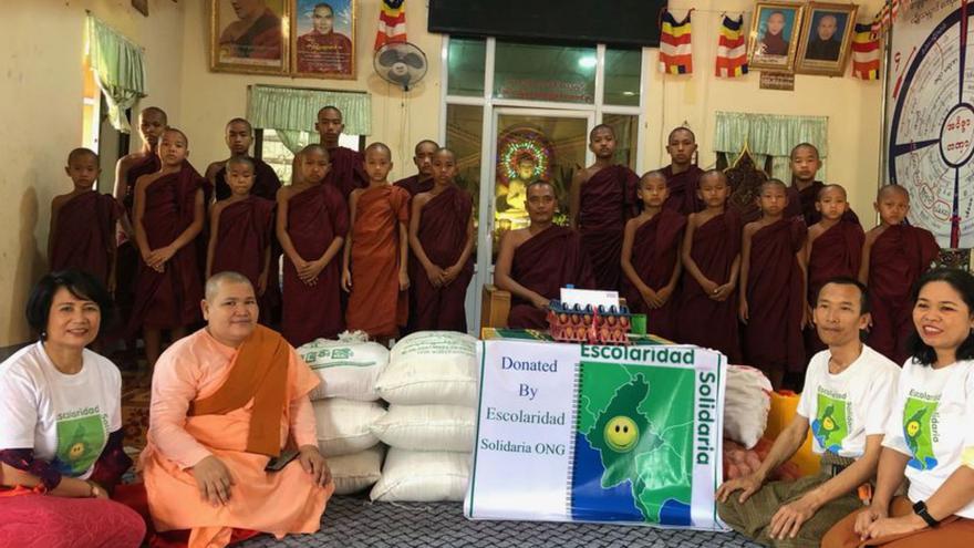 Una escuela birmana, agradeciendo la entrega de material de Escolaridad Solidaria en una acción anterior.