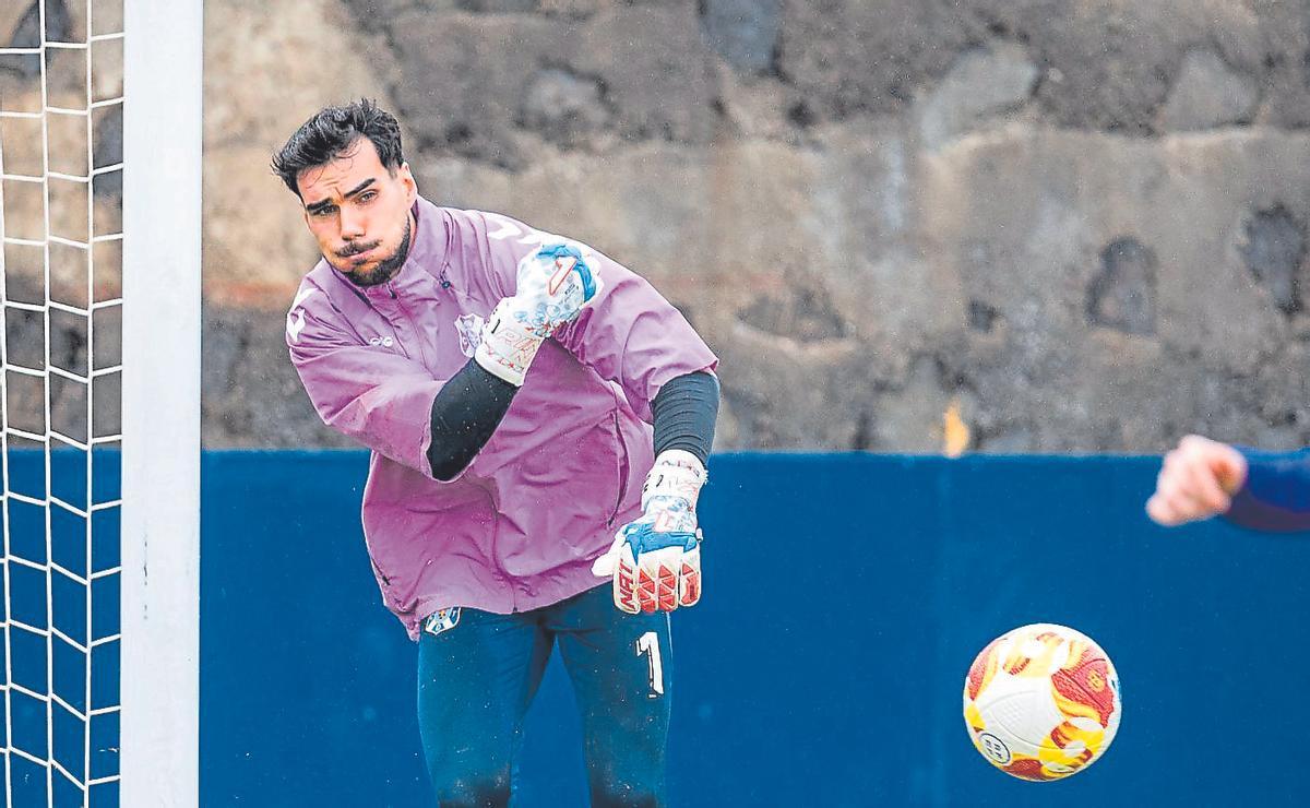 Dani Fernández, portero del Tenerife, que repetirá una vez más bajo palos.
