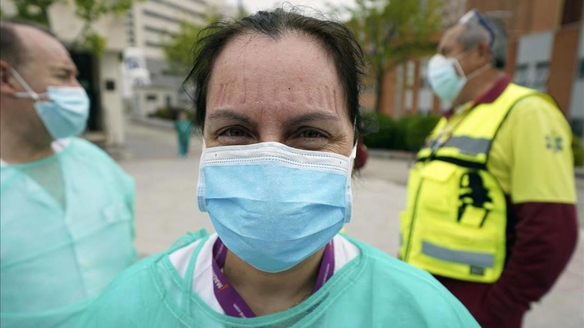 Coronavirus. Sanitarios del Hospital 12 de octubre de Madrid paran para tomar un café en una 'food truck'