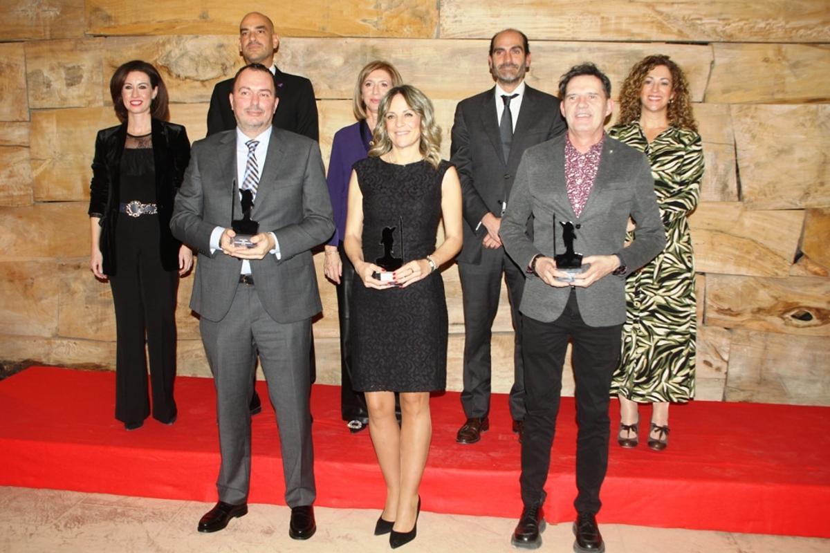Autoridades y  representantes de las empresas galardonadas en la gala de los Premios RSE de Pedrola de 2023.