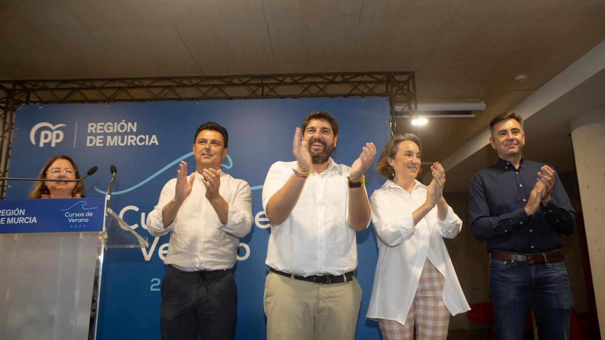 El presidente López Miras, este sábado en San Pedro del Pinatar, flanqueado por José Miguel Luengo y Cuca Gamarra.