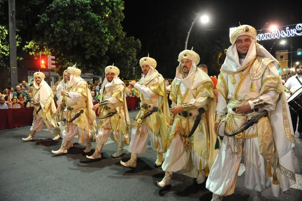 Desfile de Moros y Cristianos por las calles de Mu