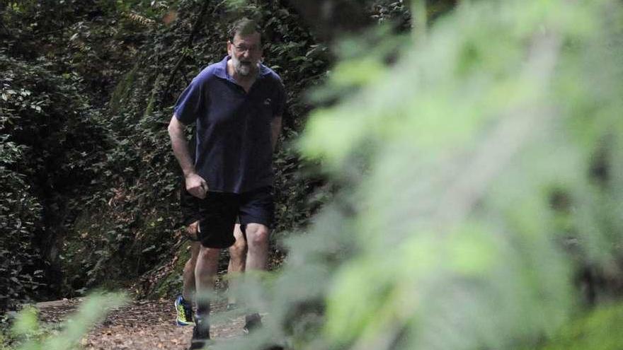 Rajoy, de caminata por la Ruta da Auga de Ribadumia, ajeno al proceso de sucesión