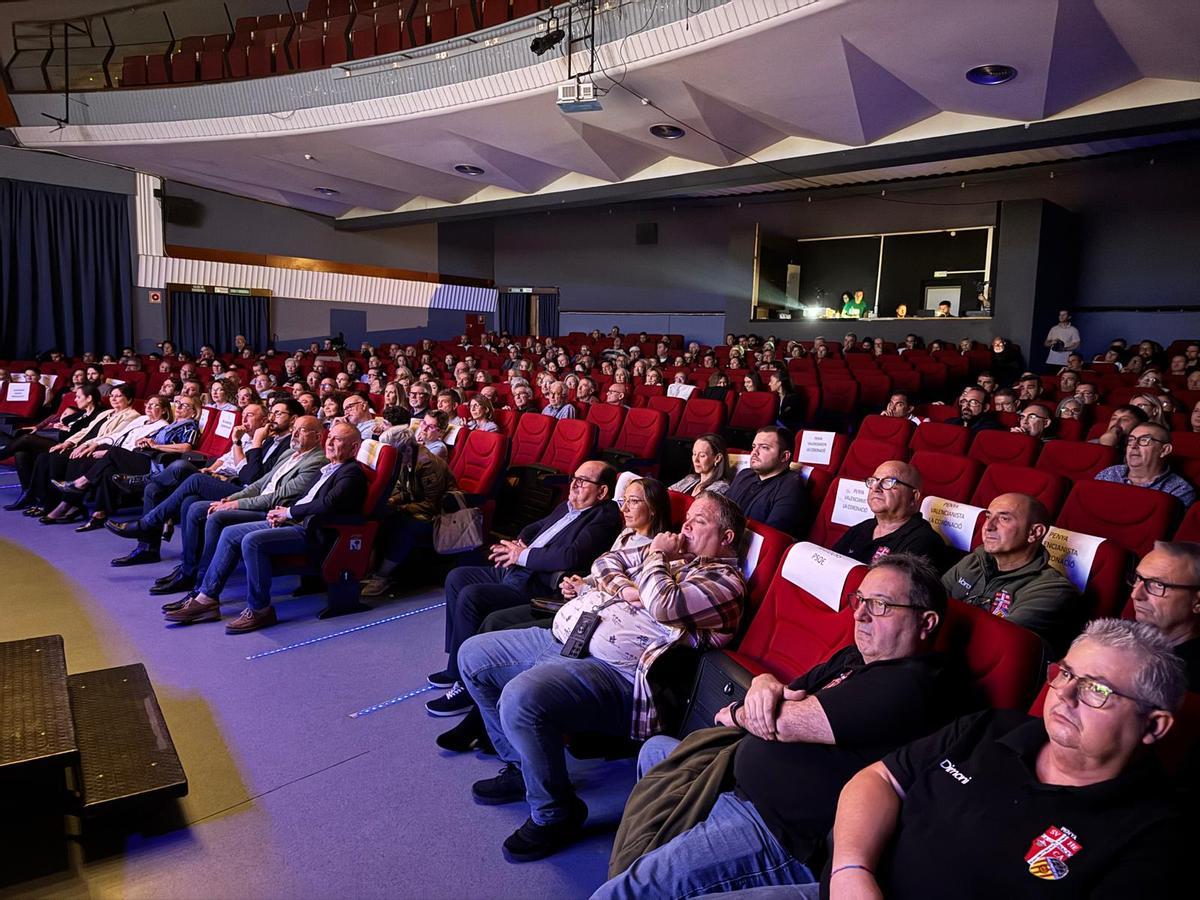 El público llenó el Centre Municipal Bernat i Baldoví.