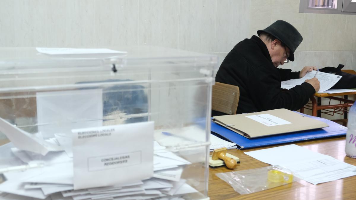 Un primer plano de las urnas utilizadas este domingo en las elecciones.