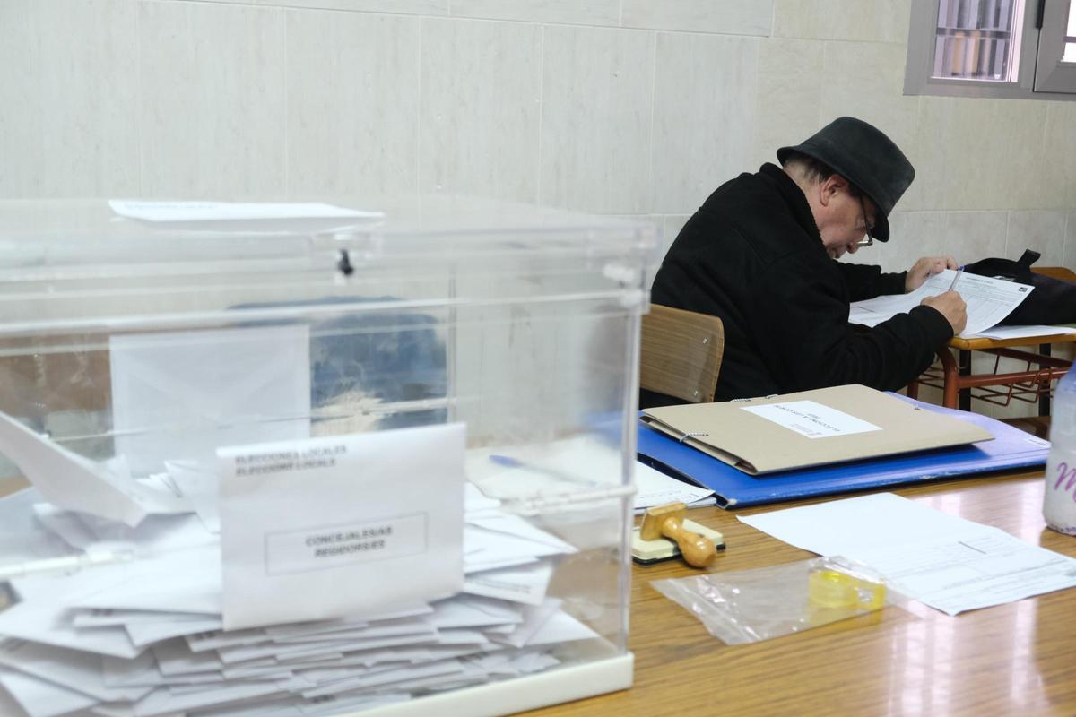 Un primer plano de las urnas utilizadas este domingo en las elecciones.
