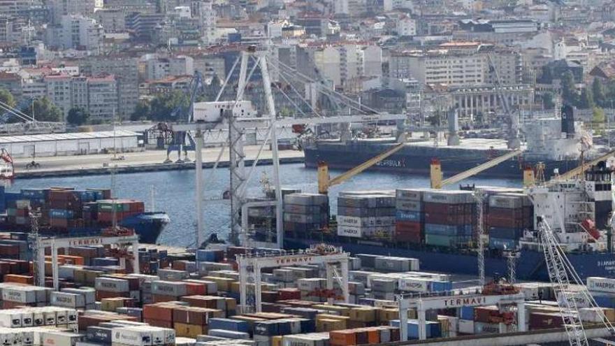 Tres de los buques que atracaron ayer en la terminal de contenedores. // R. Grobas