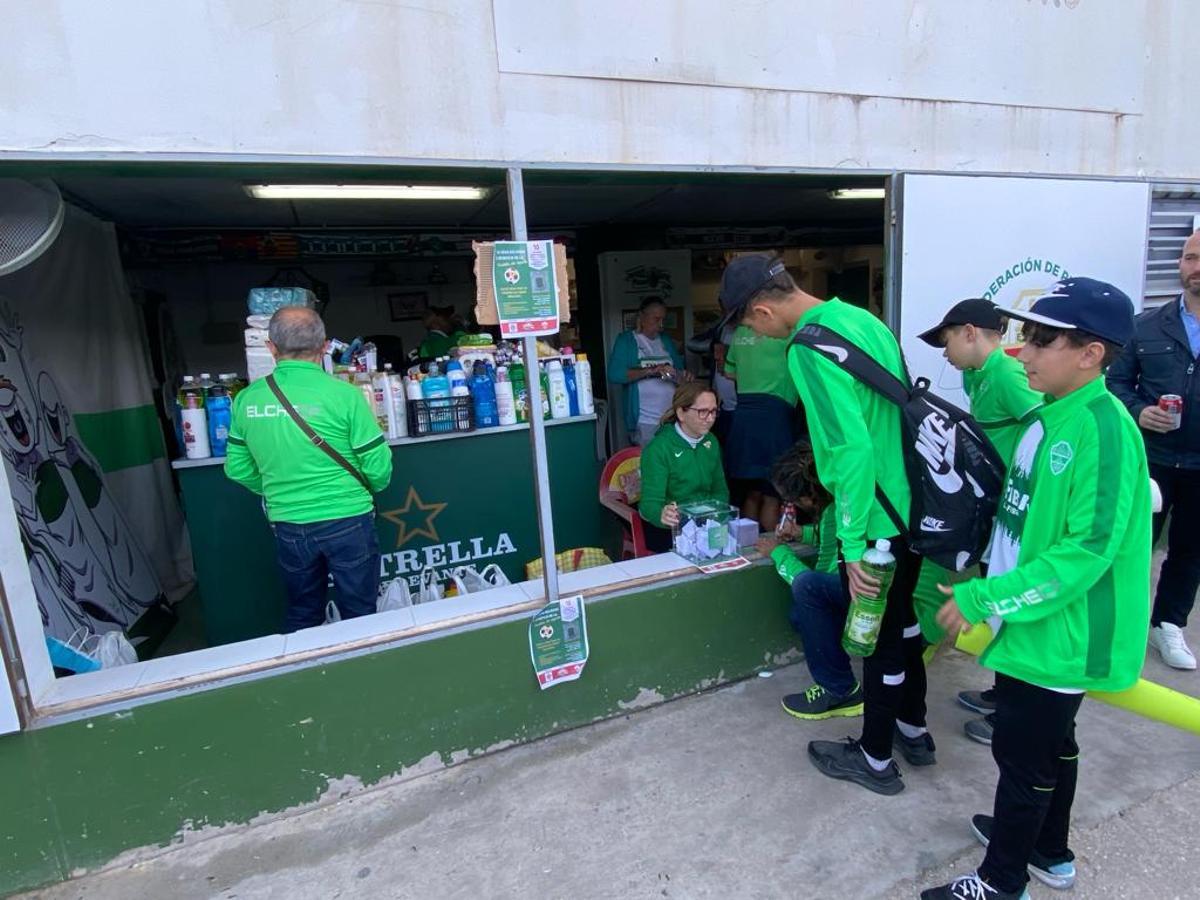 Aficionados del Elche depositando productos de higiene y limpieza en el Punto de Encuentro de la Federación de Peñas