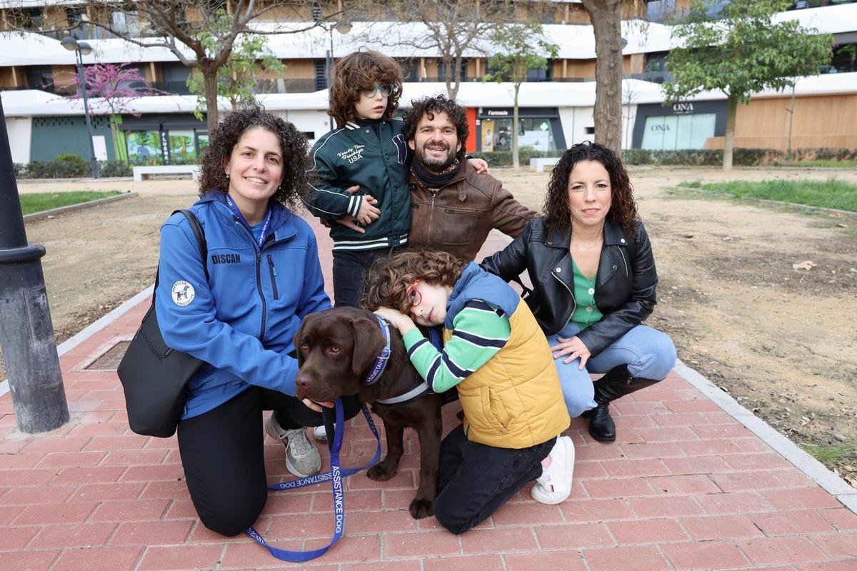 Los padres, los niños, Hugo y Jessica Cobos, la técnica que acompaña estos días a la familia, en un parque de la zona norte de Murcia, este lunes.