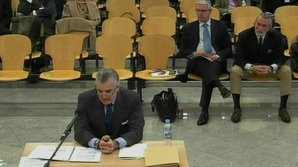 Luis Bárcenas durante su declaración ante la Audiencia Nacional. Atrás, primero por la derecha, Francisco Correa