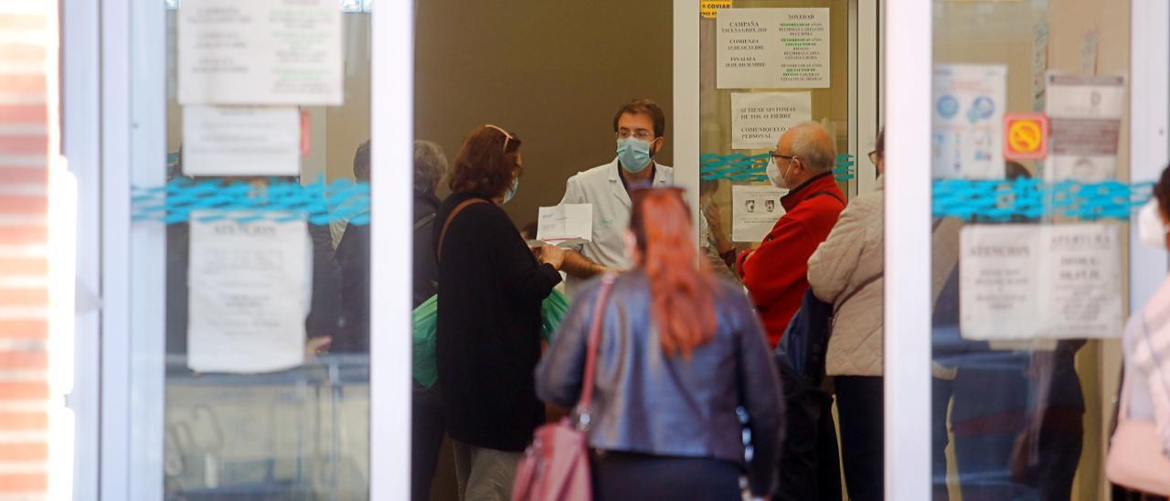 Una imagen de archivo de pacientes esperando a ser atendidos en un centro de salud del territorio nacional.