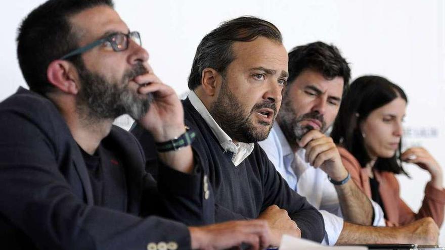 Francisco Vilariño, Rafael Cuiña, Nicolás González y Lara Rodríguez, en rueda de prensa. // Bernabé/J.Lalín