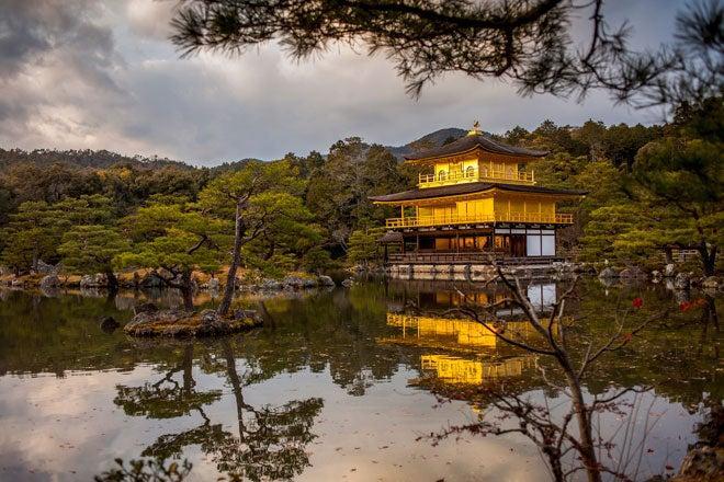 El Kinkaku-ji o Pabellón Dorado de Kioto. Cubierto con pan de oro, fue construido como villa de descanso de un &quot;shogun&quot; en 1397 y se quemó varias veces en la guerra Onin.