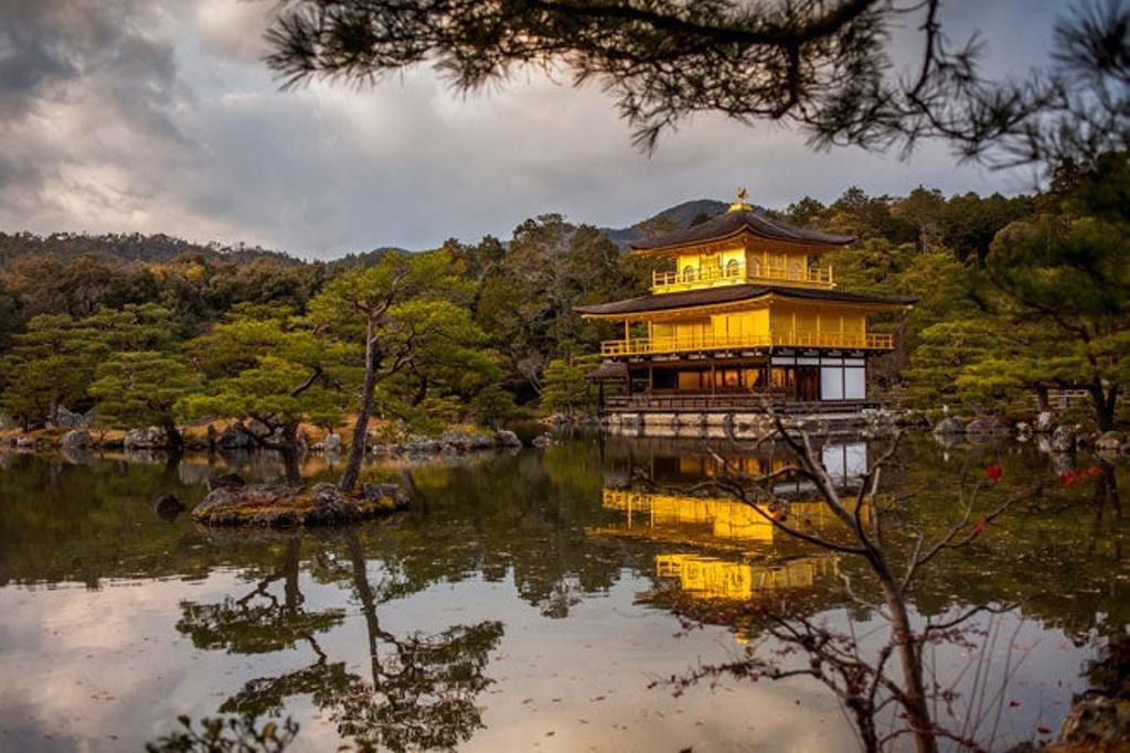 El Kinkaku-ji o Pabellón Dorado de Kioto. Cubierto con pan de oro, fue construido como villa de descanso de un "shogun" en 1397 y se quemó varias veces en la guerra Onin.