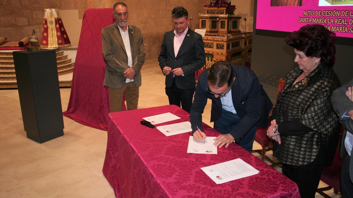 El alcalde firma el acta de cesión como testigo en presencia de Francisco Parra, Luis Torres del Alcázar y Soledad del Alcázar.