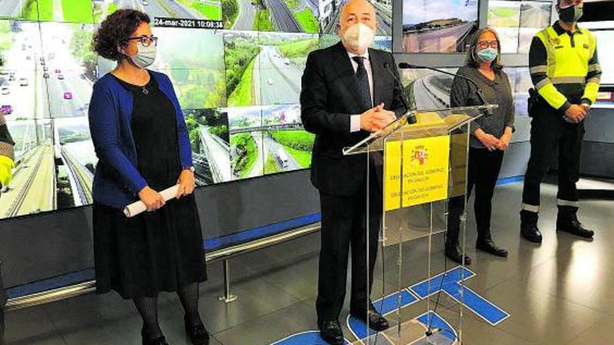 El delegado del Gobierno visitó ayer el Centro de Gestión de Tráfico del Noroeste, en A Coruña.  | // EP