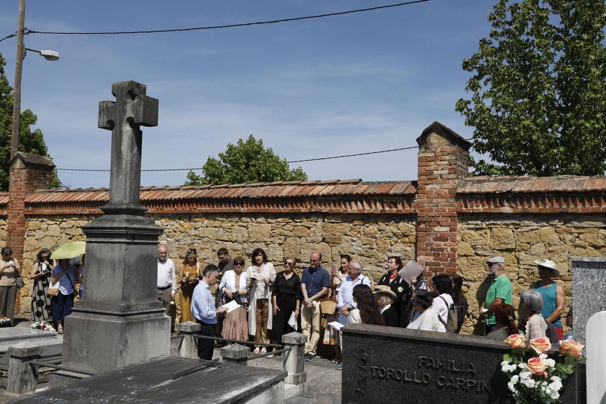 Oviedo. La Entidad Cultural Gaudiosa Asturias rinde homenaje a Leopoldo Alas Clarín en el 125.º aniversario de su fallecimiento en el cementerio de San Salvador