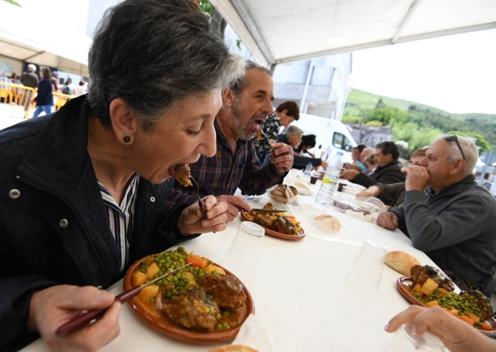 Fiestas gastronómicas en Galicia | A Lama hinca el diente a su famoso codillo