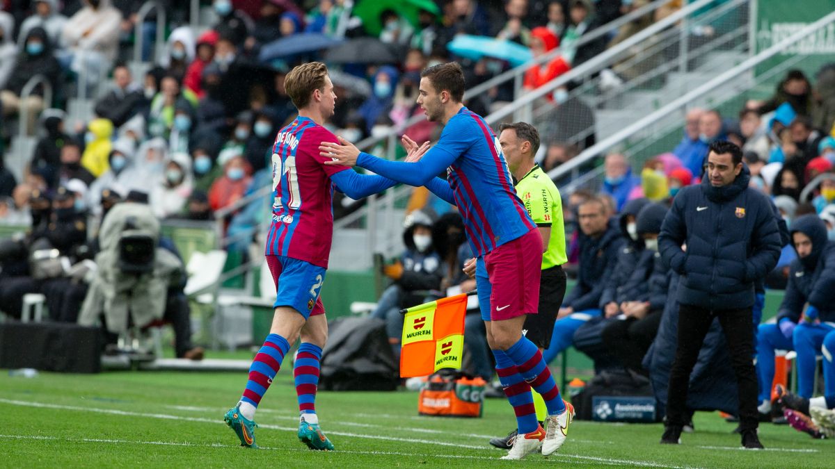 Frenkie De Jong, sustituido por Nico