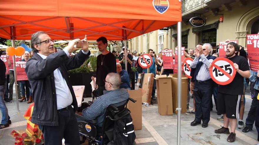 Independentistes encerclen les parades de Ciudadanos i del PSC al Passeig