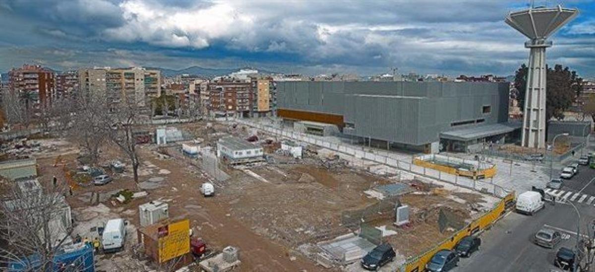 La plaça de Catalunya del Prat, on arribarà el metro, es converteix en el nou centre de la ciutat.