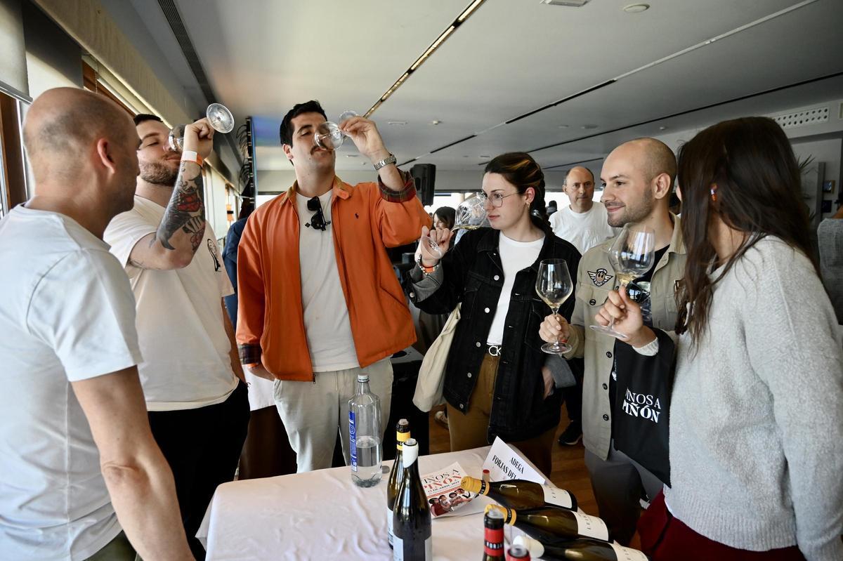 Un grupo de jóvenes degusta vinos de una de las bodegas participantes.