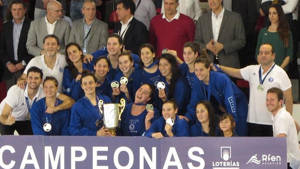 El Sabadell, con su trofeo