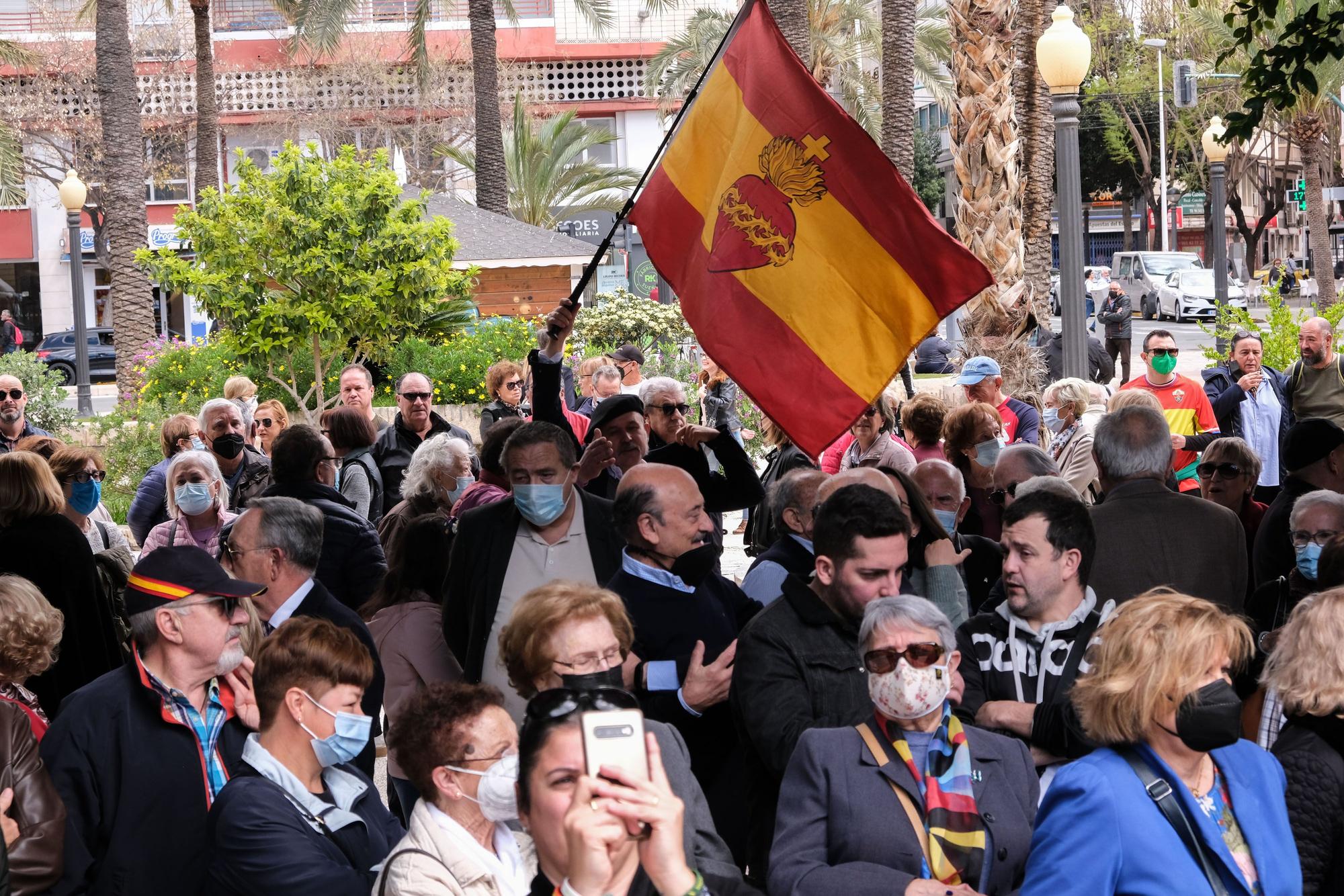 Manifestación en defensa de la cruz de Germanías en Elche