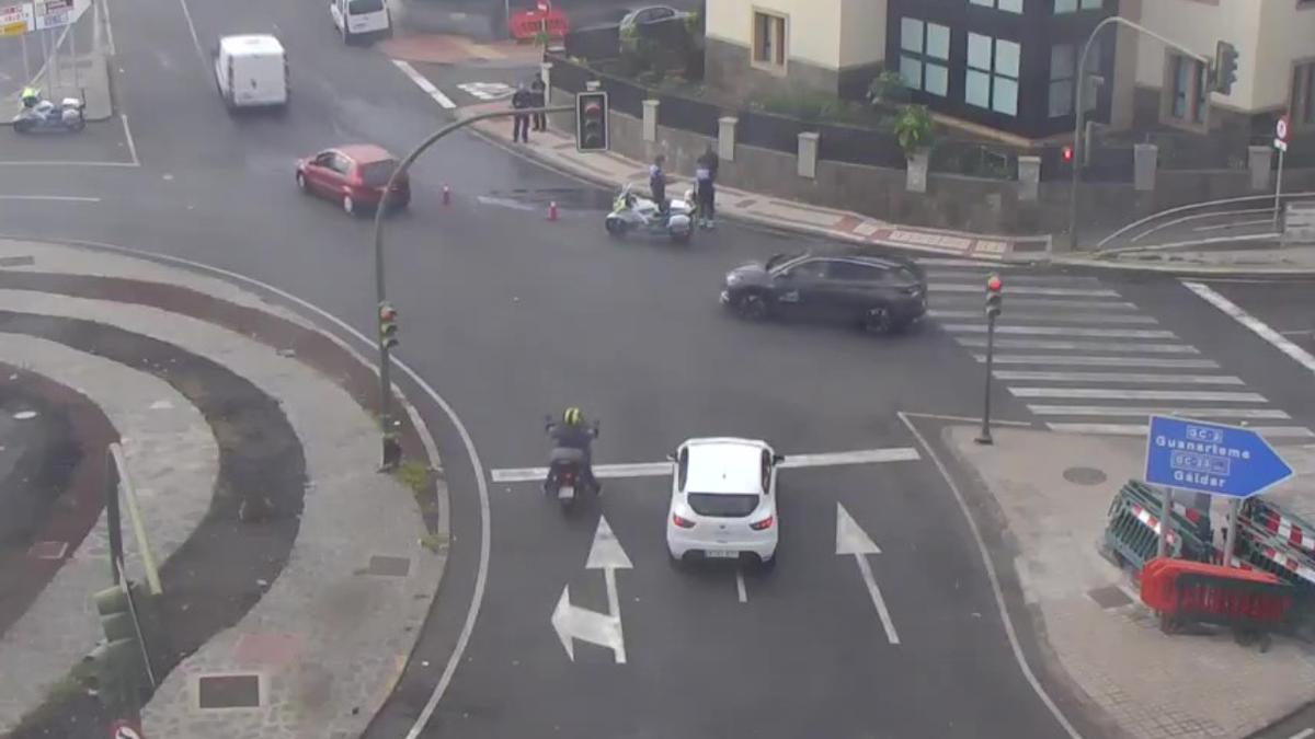 Una rotura de tubería afecta al tráfico en Torre Las Palmas.