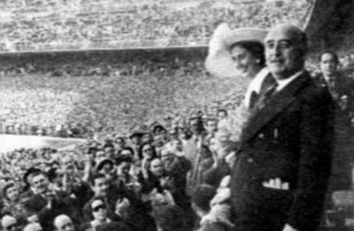 Francisco Franco desde el palco del Camp Nou.