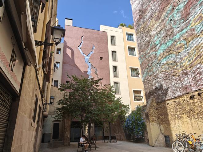 Una grieta en una fachada del Born hace visibles los nombres de 150 víctimas de violencia machista