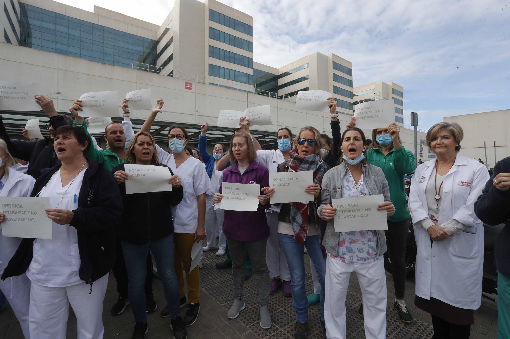 Los sanitarios se manifiestan a las puertas de La Fe por las oposiciones