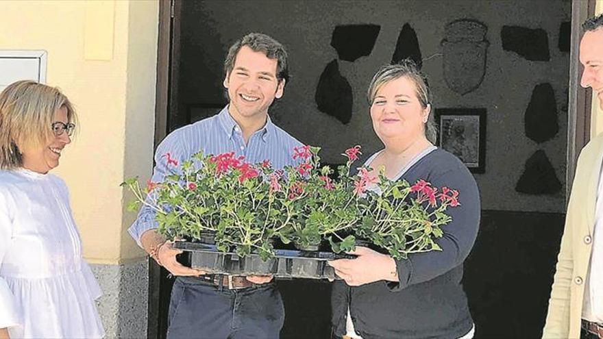 Unas 200 macetas de flores engalanarán el histórico barrio de la Villa