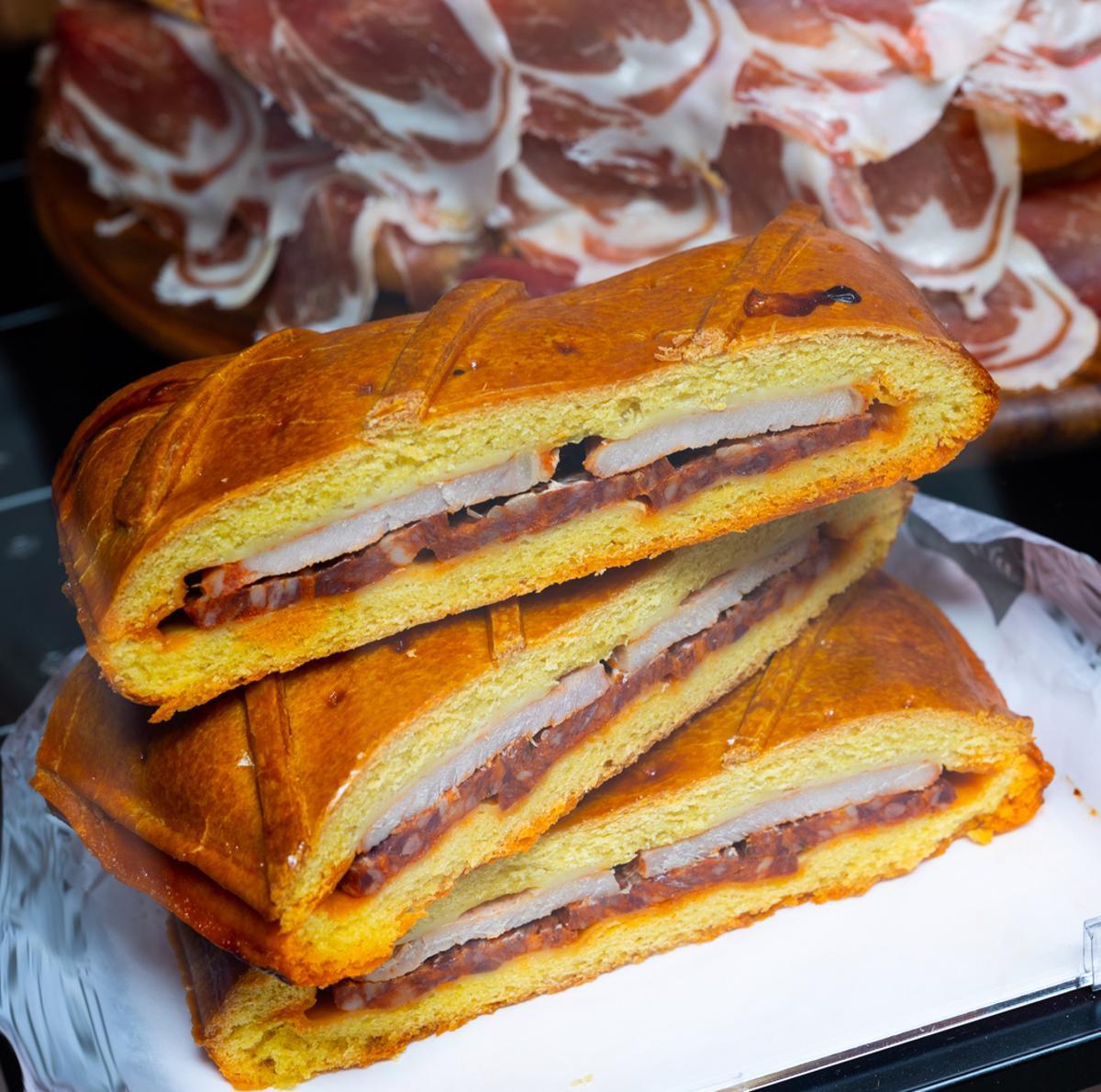 Comida para la época de Pascua en España llamada hornazo
