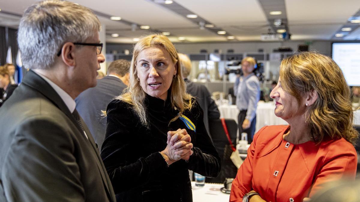 El secretario de Estado de Acción Climática de Alemania, Sven Giegold; la comisaria europea de Energía, Kadri Simson y la vicepresidenta tercera española, Teresa Ribera, en Praga.