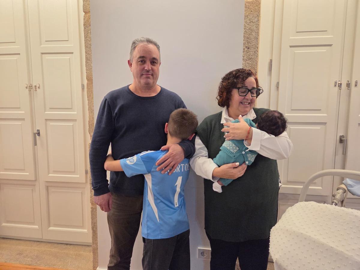 Daniel y Mariló, con David, de 9 años, y Manuel, el bebé que llegó a su hogar el pasado 23 de diciembre.