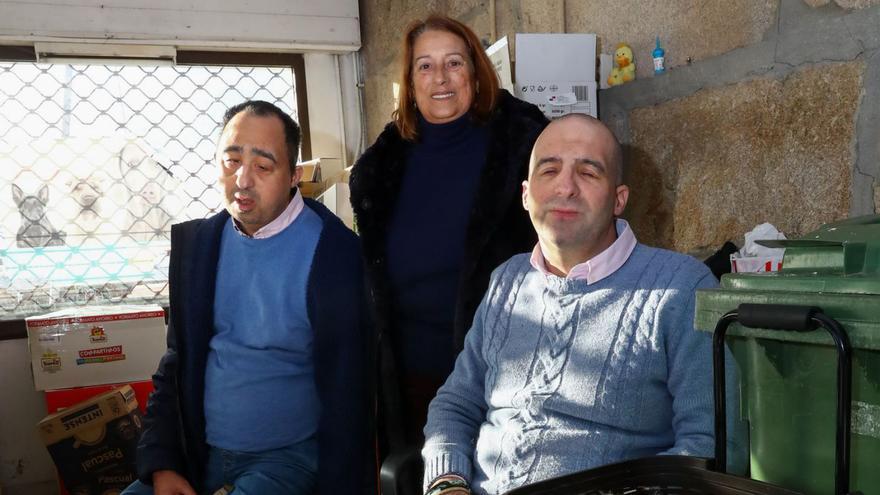 Juanma, Hugo con su carrito y su madre en el local concedido para almacenar los tapones.  | // IÑAKI ABELLA