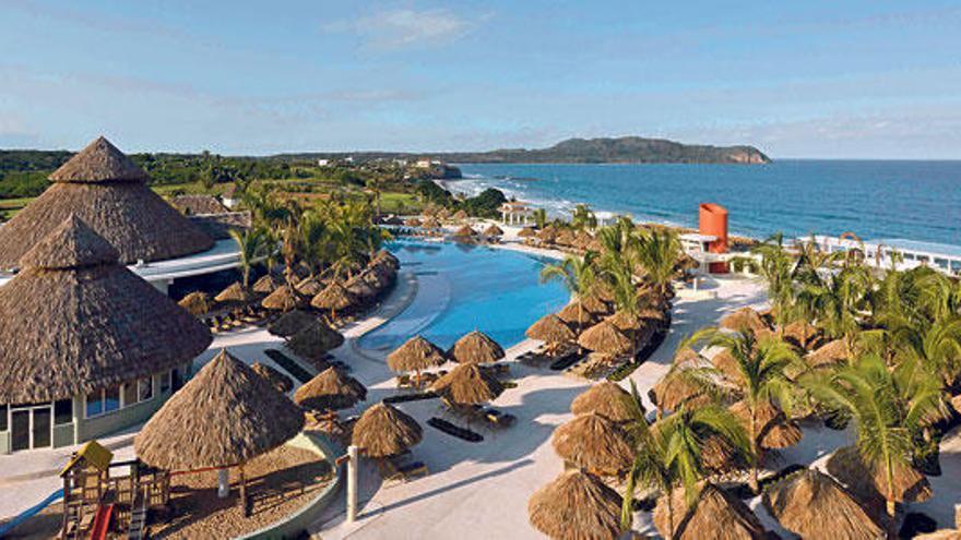 Vista del complejo turístico de Iberostar en Riviera Nayarit, bañado por aguas del Pacífico.