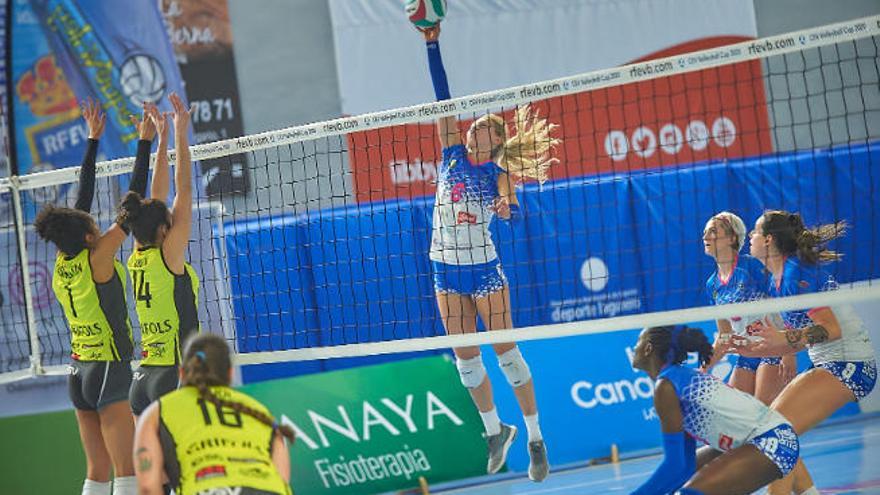 María Schlegel, en el momento de impactar con el balón.