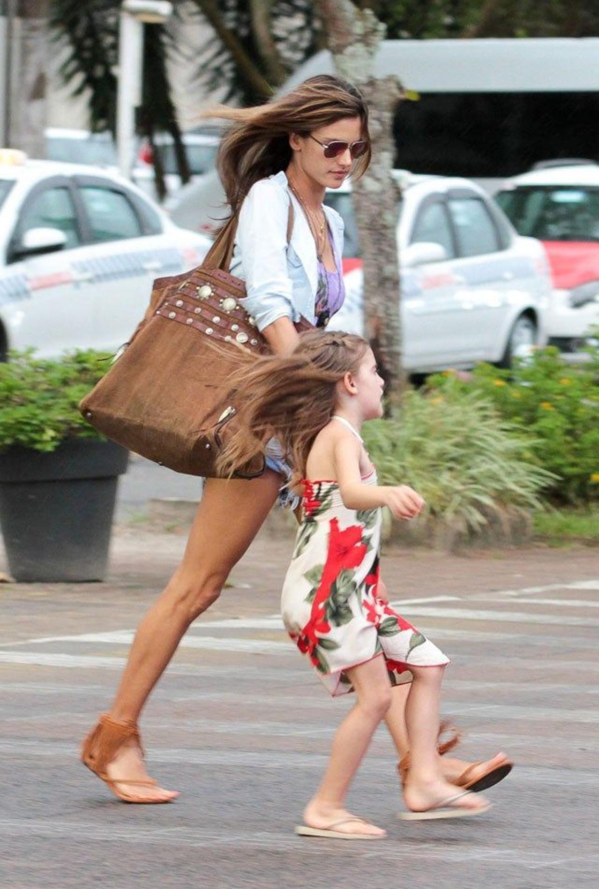 Alessandra Ambrosio muy pendiente de su hija Anja mientras cruzan la calle