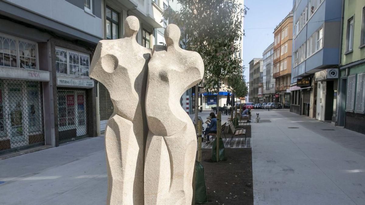 La estatua de ‘Los paseantes’, ya instalada en la calle San Leopoldo.  | //LOC