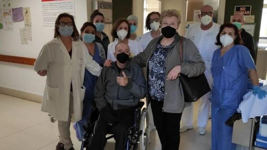 Un pacient de coronavirus surt de l&#039;hospital després de 324 dies ingressat